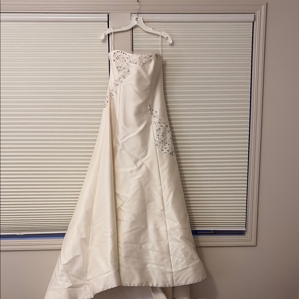 Vera Wang White and Gold Satin Gown